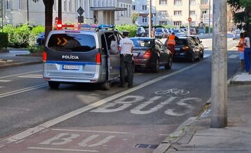 FOTO: Nehoda troch áut pri Justičnom paláci