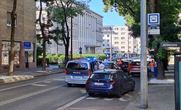 FOTO: Nehoda troch áut pri Justičnom paláci