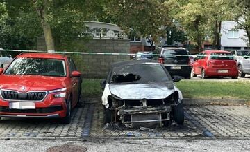 FOTO: Požiar auta na Osuského ulici v Petržalke