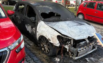 FOTO: Požiar auta na Osuského ulici v Petržalke