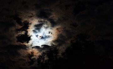 FOTO: Zatmenie mesiaca na Zámku Šimák v Pezinku