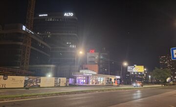 FOTO: Miesto nálezu leteckej bomby stráži polícia