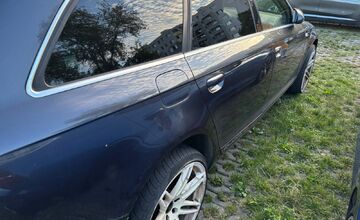 FOTO: Bizarná krádež v Karlovej Vsi: Vodičke odcudzili kolesá na aute