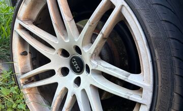 FOTO: Bizarná krádež v Karlovej Vsi: Vodičke odcudzili kolesá na aute