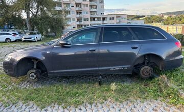 FOTO: Bizarná krádež v Karlovej Vsi: Vodičke odcudzili kolesá na aute