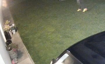 FOTO: Neznámy páchateľ vyčíňal za hranicami, rodine zo Slovenska odcudzil auto