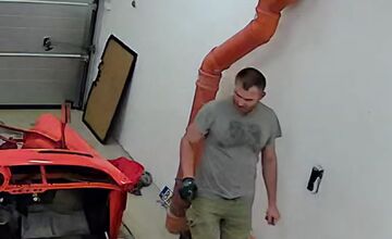 FOTO: Spoznávate muža na fotografiách? Polícii by mohol objasniť krádež v Starom Meste