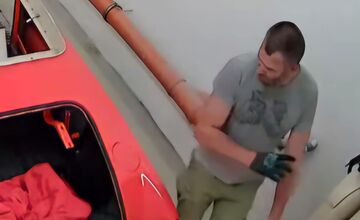 FOTO: Spoznávate muža na fotografiách? Polícii by mohol objasniť krádež v Starom Meste