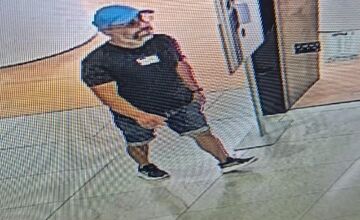 FOTO: Polícia pátra po mužovi na fotografiách, objasniť by mohol krádež v obchodnom centre v Bratislave