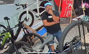 FOTO: Polícia pátra po mužovi na fotografiách, objasniť by mohol krádež v obchodnom centre v Bratislave