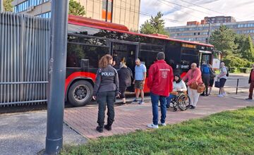 FOTO: Ružinov zobudil bombový poplach. Chren poslal odkaz „dobrodincovi“