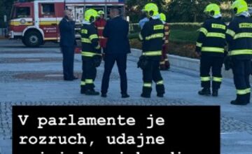 FOTO: V parlamente zasahujú hasiči