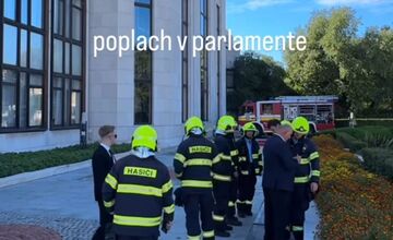 FOTO: V parlamente zasahujú hasiči
