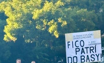 FOTO: Protest Alojza Hlinu, Nikitu Slováka a Mieru Ukrajine