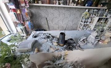 FOTO: Výbuch v Malinove zdemoloval dvere a okná miestneho kvetinárstva 