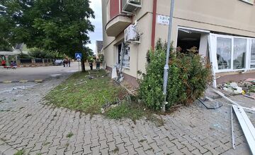 FOTO: Výbuch v Malinove zdemoloval dvere a okná miestneho kvetinárstva 