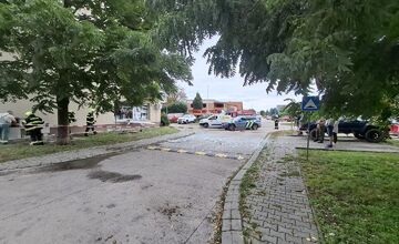 FOTO: Výbuch v Malinove zdemoloval dvere a okná miestneho kvetinárstva 