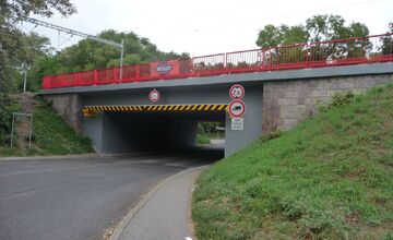 FOTO: Z podjazdu v Trnávke zmizli maľby vlakov