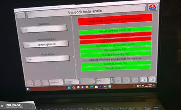 FOTO: Bratislavskí policajti si posvietili na vodičov počas nočného tuningového zrazu