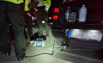 FOTO: Bratislavskí policajti si posvietili na vodičov počas nočného tuningového zrazu