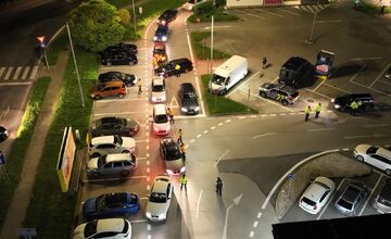 FOTO: Bratislavskí policajti si posvietili na vodičov počas nočného tuningového zrazu