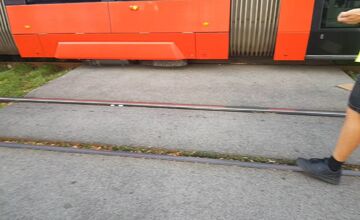 FOTO: V Novom Meste zrazila električka chodca