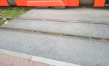 FOTO: V Novom Meste zrazila električka chodca