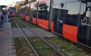 FOTO: V Novom Meste zrazila električka chodca