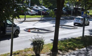 FOTO: Na ostrovčeku na Tomášikovej sa rozbilo auto
