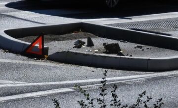 FOTO: Na ostrovčeku na Tomášikovej sa rozbilo auto
