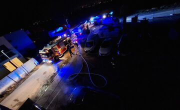 FOTO: Hasiči hasili úmyselný požiar auta