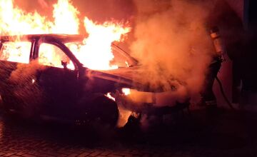 FOTO: Hasiči hasili úmyselný požiar auta