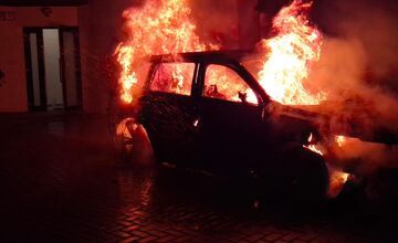 FOTO: Hasiči hasili úmyselný požiar auta