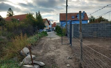 FOTO: Nelegálny plot v Rači