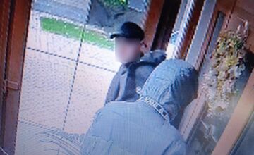 FOTO: Na Nivách vnikajú do obydlí podozriví muži