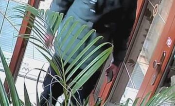 FOTO: Na Nivách vnikajú do obydlí podozriví muži