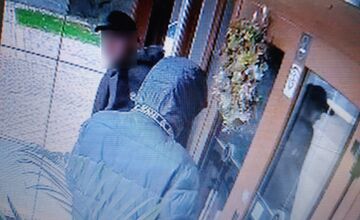 FOTO: Na Nivách vnikajú do obydlí podozriví muži