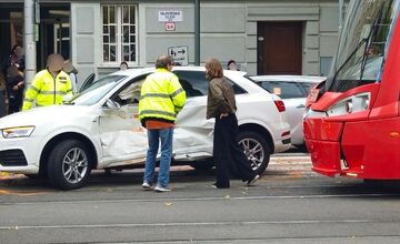 FOTO: Nehoda električky a osobného auta na Vajnorskej ulici