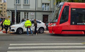 FOTO: Nehoda električky a osobného auta na Vajnorskej ulici
