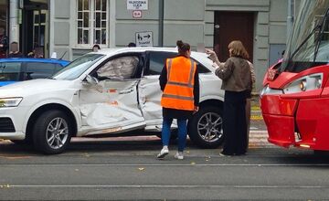 FOTO: Nehoda električky a osobného auta na Vajnorskej ulici