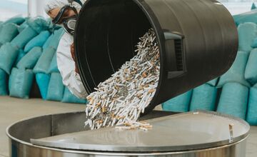 FOTO: Bratislavský kraj testuje asfalt s prímesami recyklovaných ohorkov z cigariet