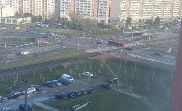 FOTO: Bizarné parkovanie na Námestí hraničiarov v Petržalke