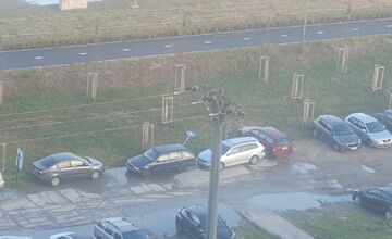 FOTO: Bizarné parkovanie na Námestí hraničiarov v Petržalke