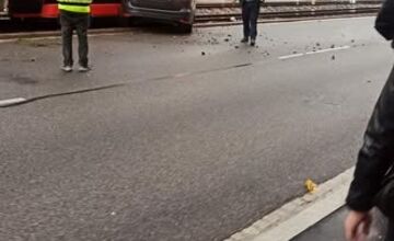 FOTO: Na Račianskej sa zrazila električka s osobným autom