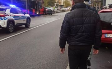 FOTO: Na Račianskej sa zrazila električka s osobným autom