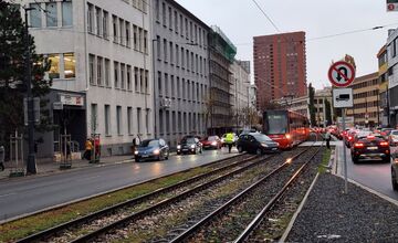 FOTO: Na Račianskej sa zrazila električka s osobným autom