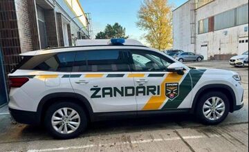 FOTO: Žandárske autá v Trenčíne zaskočili obyvateľov. Minister Kaliňák priznal, že farby vyberal on sám