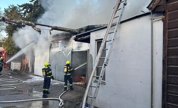 FOTO: Požiar autoservisu vo Vrakuni