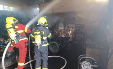 FOTO: Požiar autoservisu vo Vrakuni