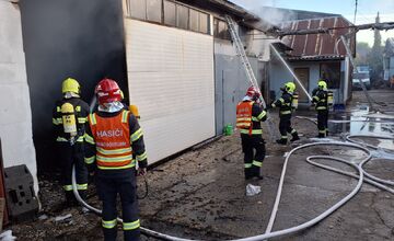 FOTO: Požiar autoservisu vo Vrakuni